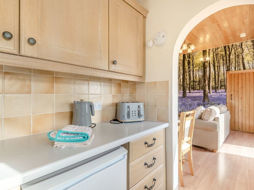 Kitchen | Bluebell Cottage - Poachers Hideaway, Belchford