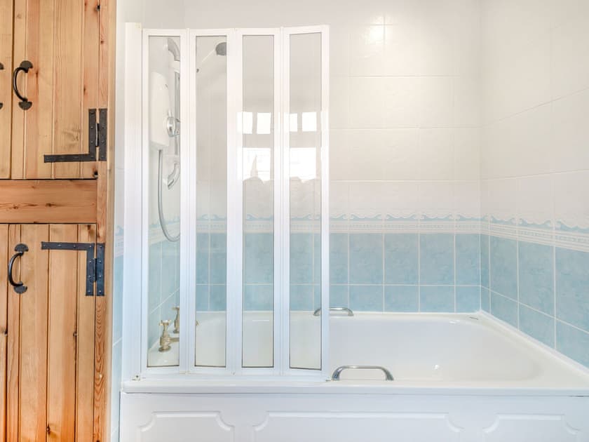Bathroom | Bluebell Cottage - Poachers Hideaway, Belchford