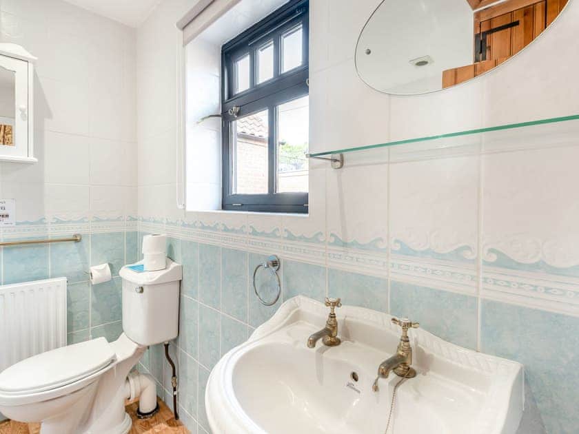 Bathroom | Bluebell Cottage - Poachers Hideaway, Belchford