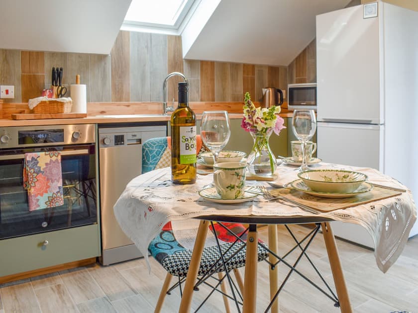 Kitchen/diner | Moorhens - Chilsham Farm Nurseries, Herstmonceux, near Hailsham