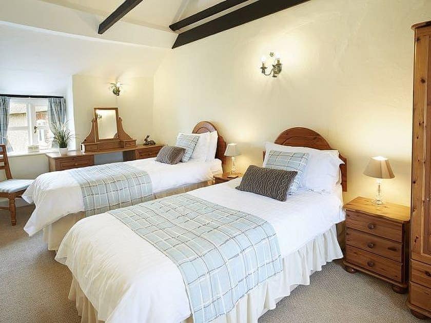 Twin bedroom | The Farmhouse - Champernhayes, Wooton Fitzpaine, near Charmouth