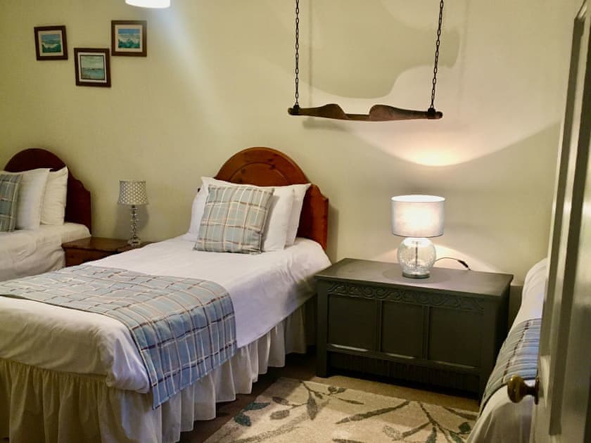 Twin bedroom | The Farmhouse - Champernhayes, Wooton Fitzpaine, near Charmouth