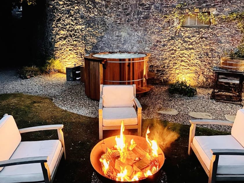 Hot tub area in the evening | St Annes Manor, Torquay
