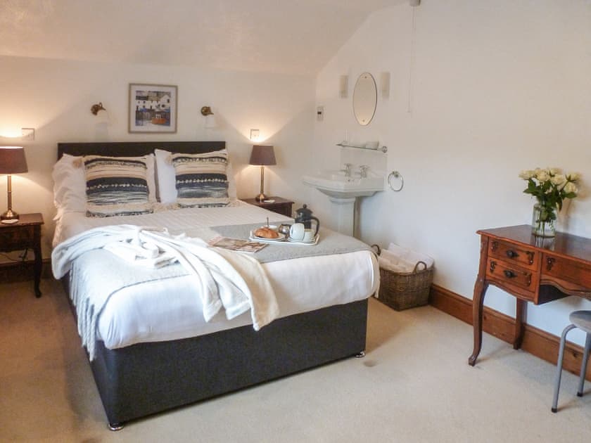Double bedroom with blackout blinds | Anneth Lowen - Rescorla Farm Cottages, Mevagissey, near St. Austell