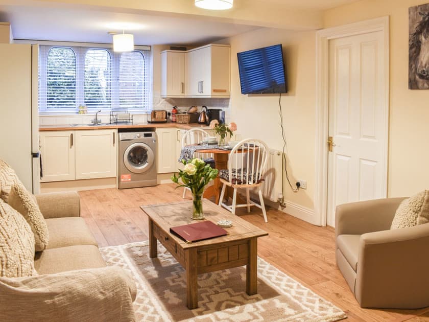 Open plan living space | South Wing Coldharbour Park Farm, Liss