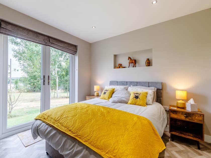 King size bedroom | Bee Keepers Cottage - Lower Delves Farm, Shirland, near Alfreton