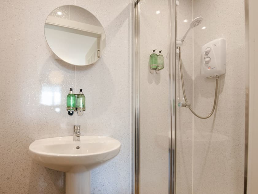 Shower room | Stobhan Apartment, Fort William