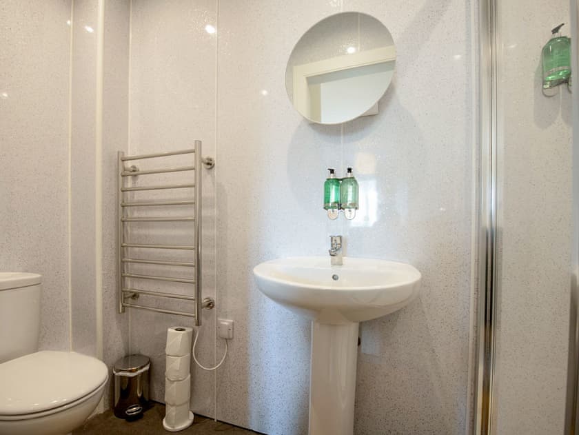 Shower room | Stobhan Apartment, Fort William