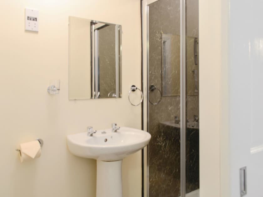 Shower room | Dorn Rock View - Melvin Lodge Apartments, Portpatrick