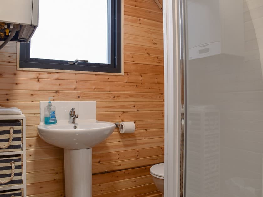 Shower room | Foxglove Pod - Waterfall Country Pods, Pontneddfechan