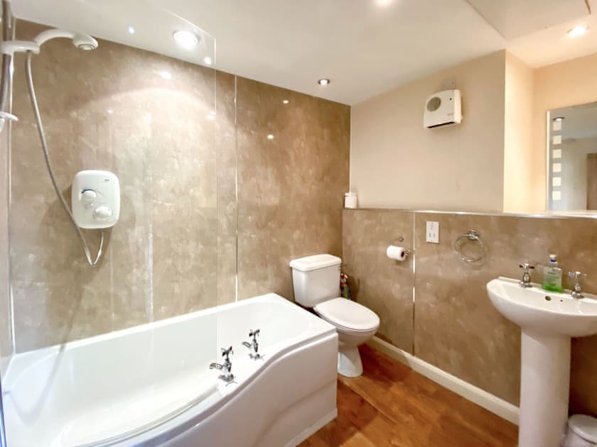 Main bathroom  | Brook House 2 - Brook House Cottage Holidays, Bassenthwaite