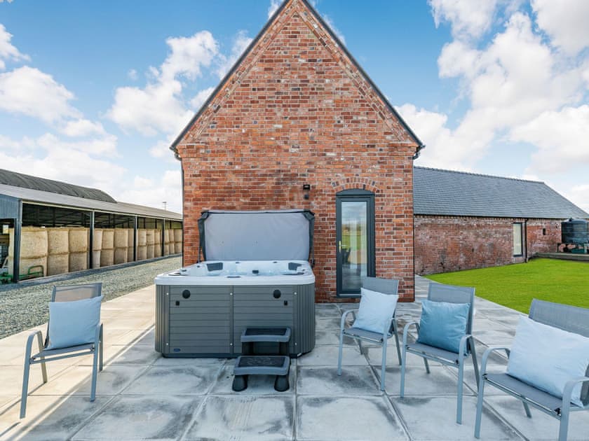 Hot tub | Buckley Farm, Barn 1 - Buckley Farm Barns, Oswestry