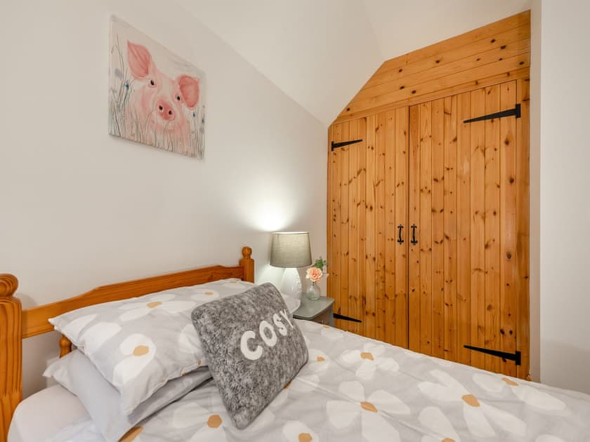 Twin bedroom | The Granary - Mellaston Cottages, Hundleton, near Pembroke