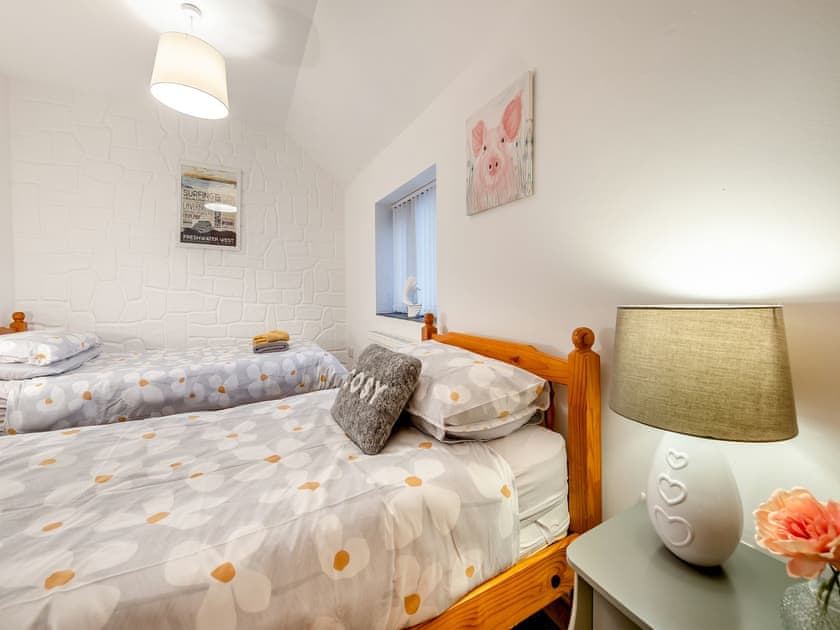 Twin bedroom | The Granary - Mellaston Cottages, Hundleton, near Pembroke