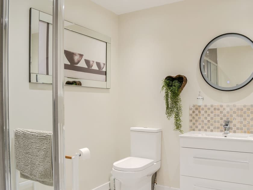 En-suite | Redroofs By The Woods - Redroofs Retreats, Forfar
