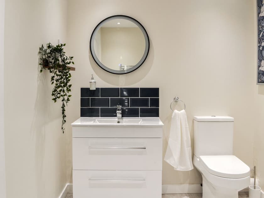 En-suite | Redroofs By The Woods - Redroofs Retreats, Forfar