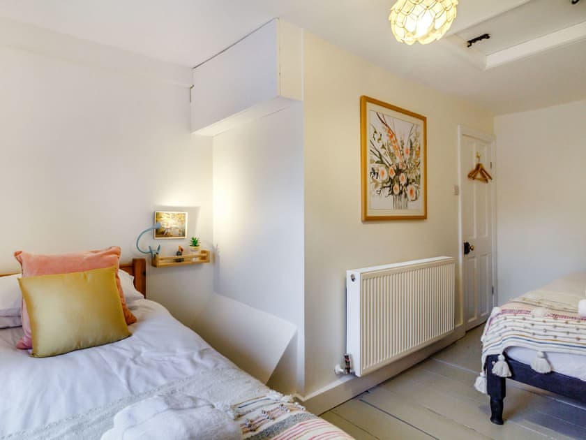 Twin bedroom | The Yellow Cottage On The Hill, Framlingham