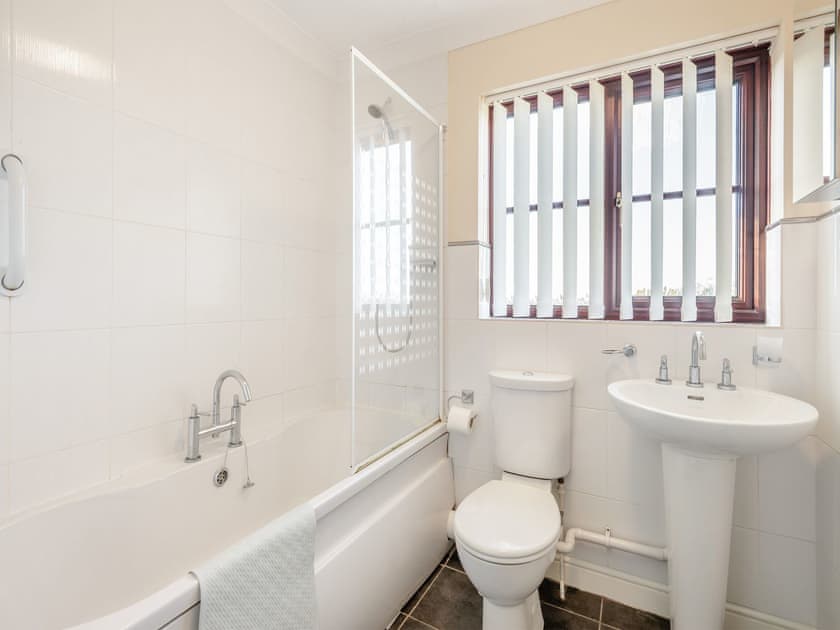 Bathroom | Lavender Cottage, Sea Palling