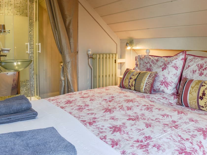 Double bedroom | Swallows Nest, Ilketshall St. Margaret, near Bungay