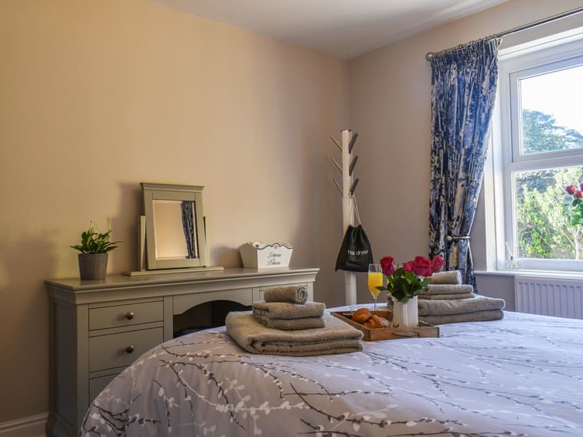 Double bedroom | Autumn Rose Cottage, Skipton