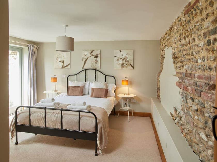 Downstairs king bedroom  | The Strawhouse - Manor Mews, Tattersett, near Fakenham