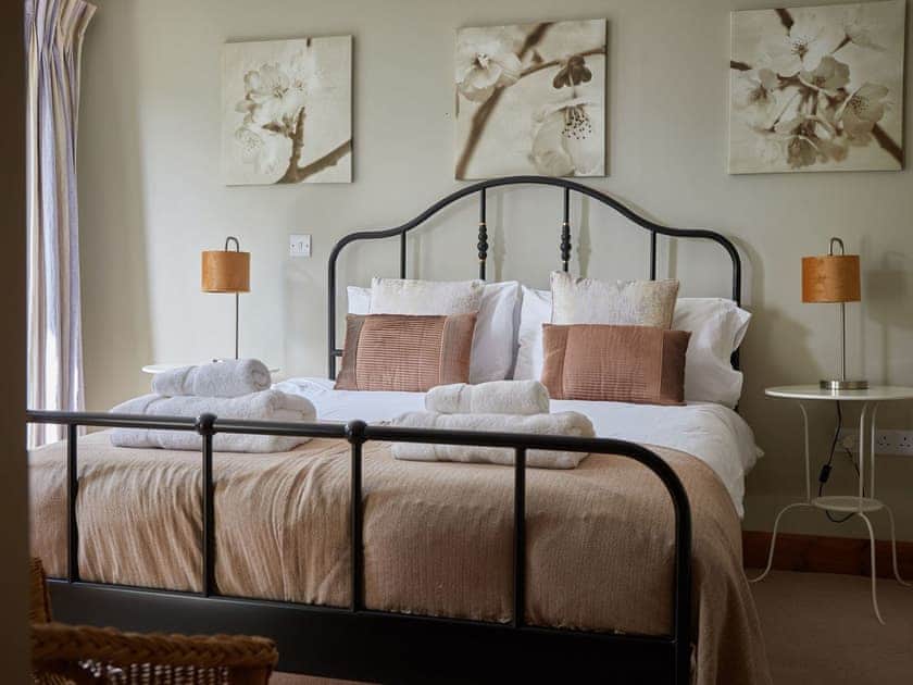 Downstairs king bedroom  | The Strawhouse - Manor Mews, Tattersett, near Fakenham