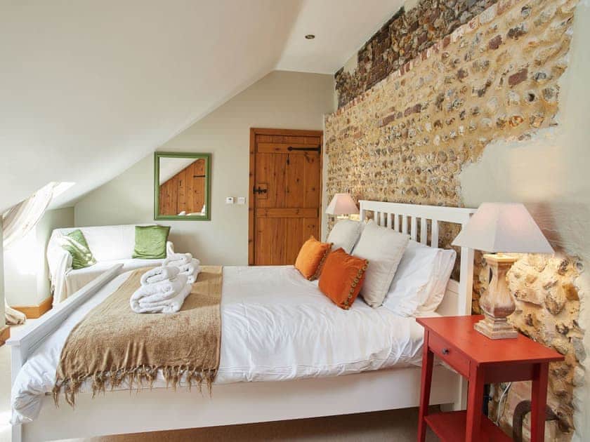 Upstairs king bedroom  | The Strawhouse - Manor Mews, Tattersett, near Fakenham