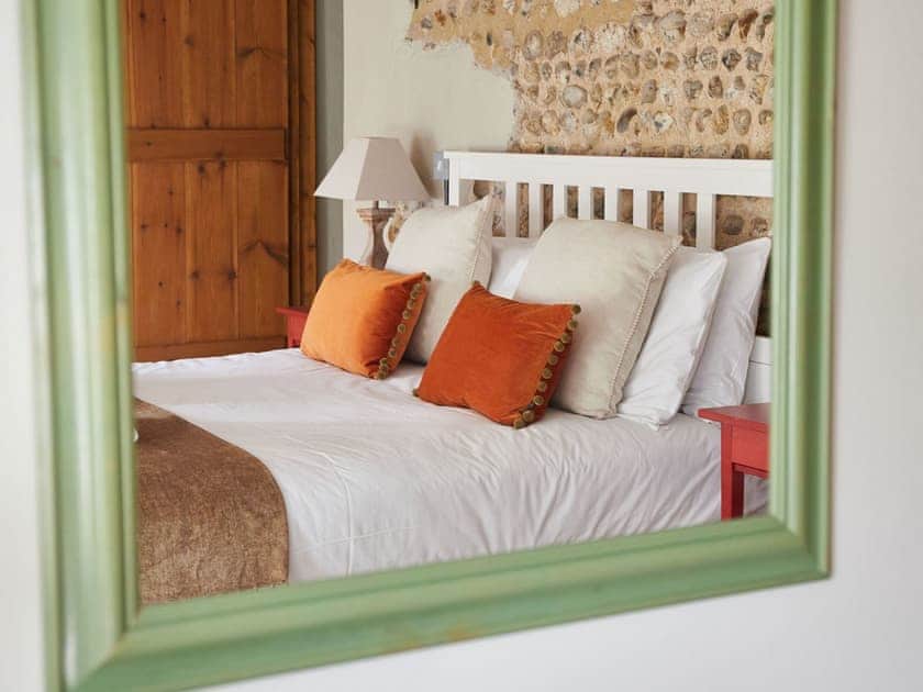 Upstairs king bedroom  | The Strawhouse - Manor Mews, Tattersett, near Fakenham