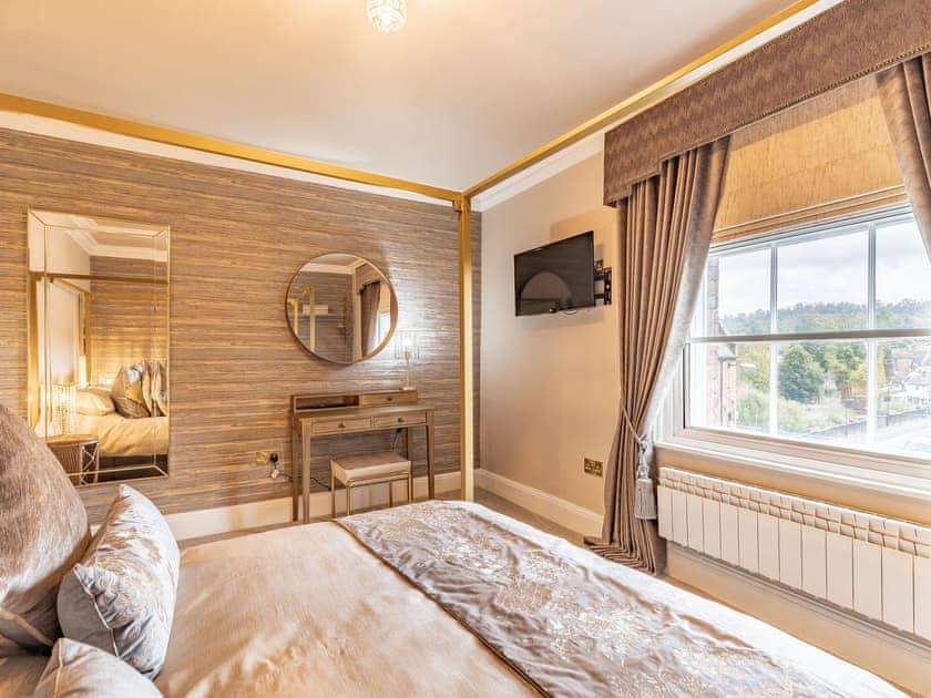 Four Poster bedroom | No3 On The Severn, Bridgnorth