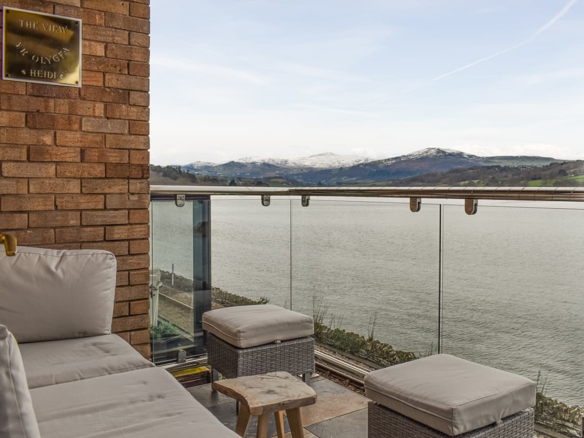 The View - Yr Olygfa