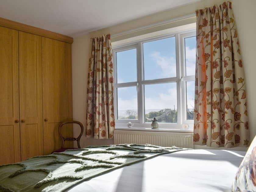 King size master bedroom  | Beech Cottage, Ashbourne