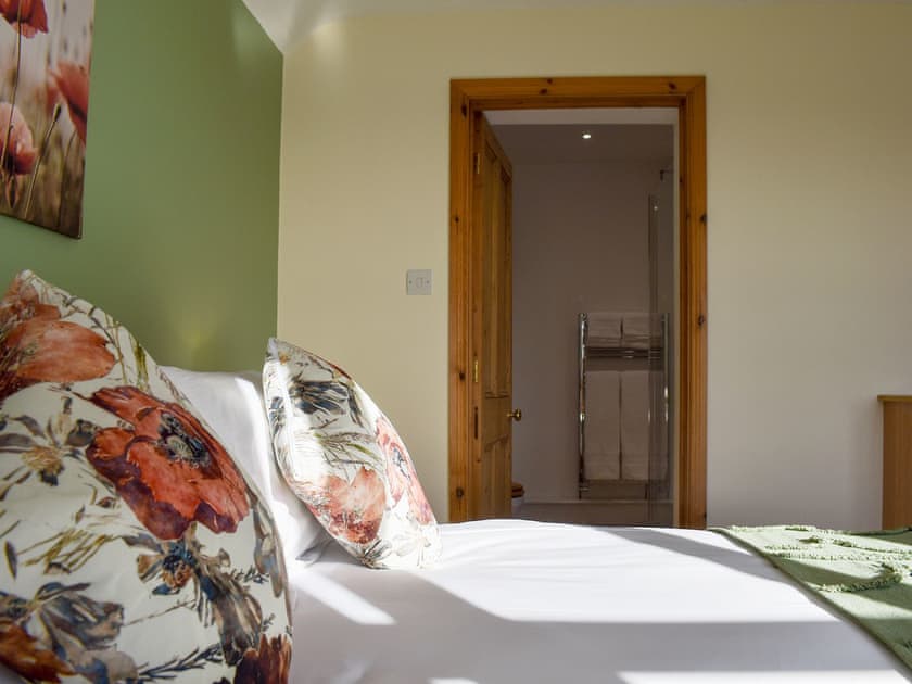 King size master bedroom  | Beech Cottage, Ashbourne