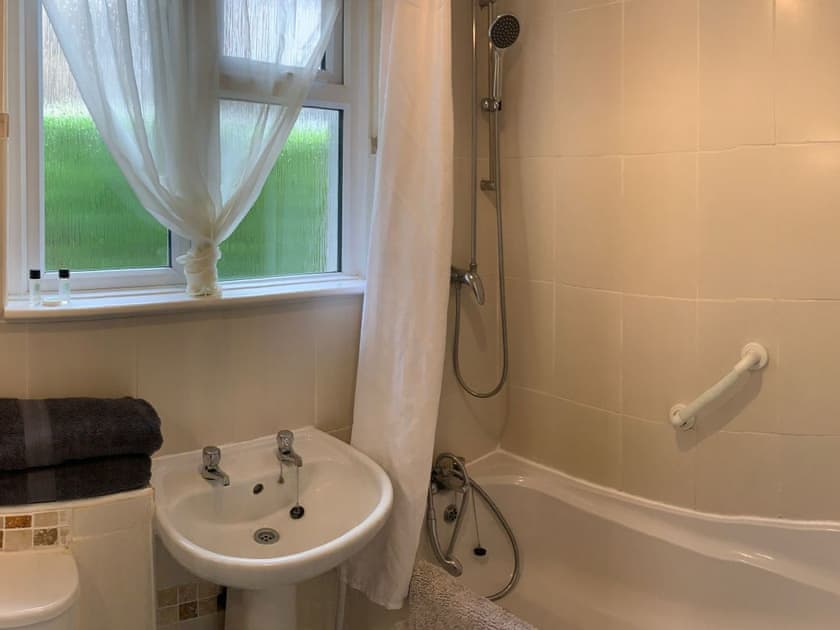 Bathroom | Oak Lodge, Bournemouth
