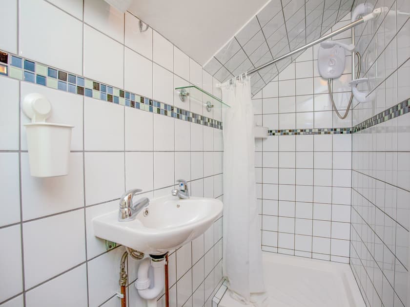 Shower room | Apartment Fourteen - Broadshade Holiday Apartments, Paignton