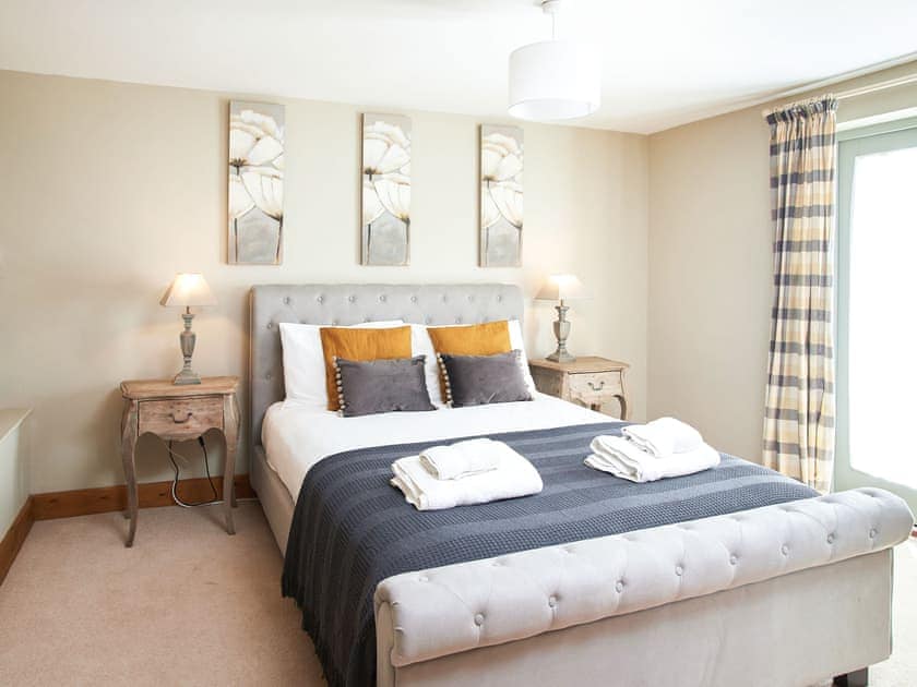 Bedroom with kingsize bed | The Henhouse - Manor Mews, Tattersett, near Fakenham