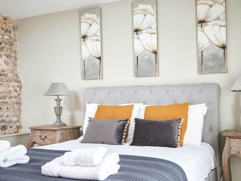 Bedroom with kingsize bed | The Henhouse - Manor Mews, Tattersett, near Fakenham