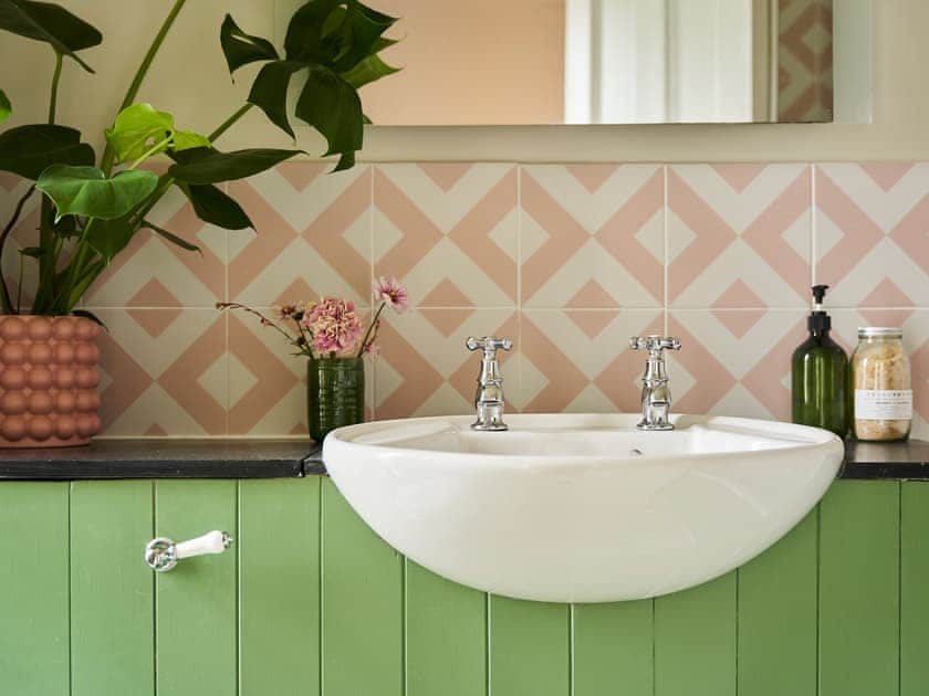 Bathroom | Lambside House - Carswell Cottages, Holbeton