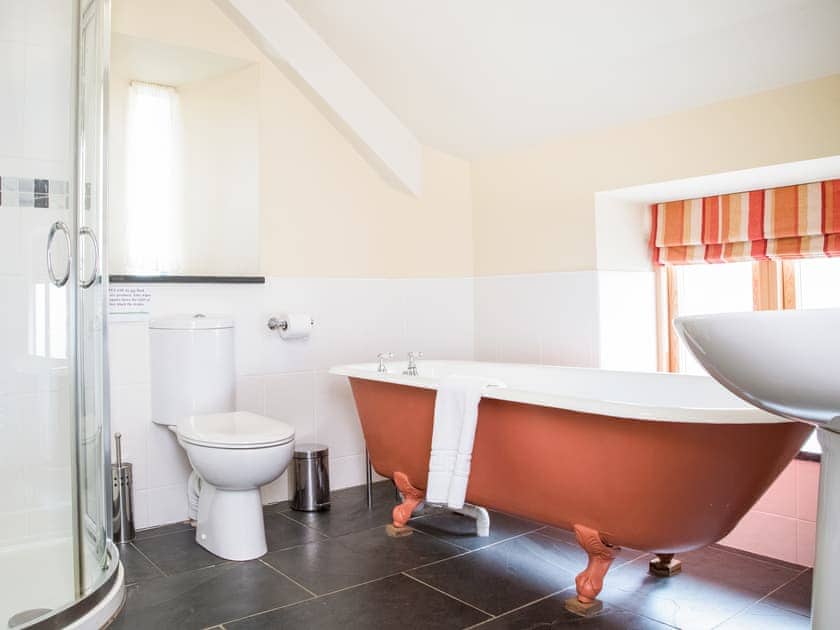 Bathroom | Corner Cottage - Carswell Cottages, Holbeton
