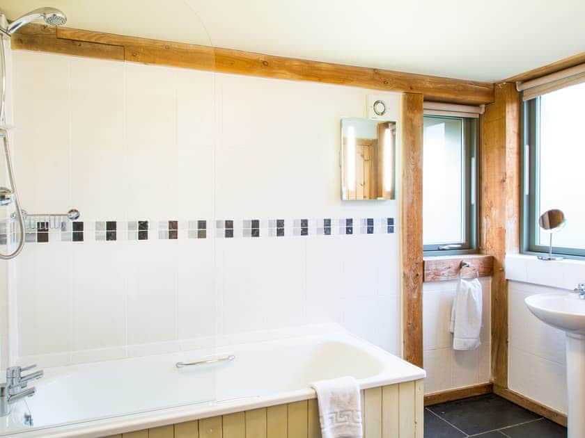 Bathroom | The Lodge - Carswell Cottages, Holbeton