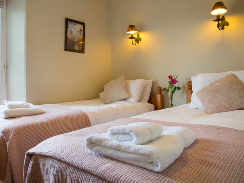 Twin bedroom | Shepherd’s Cottage - Carswell Cottages, Holbeton