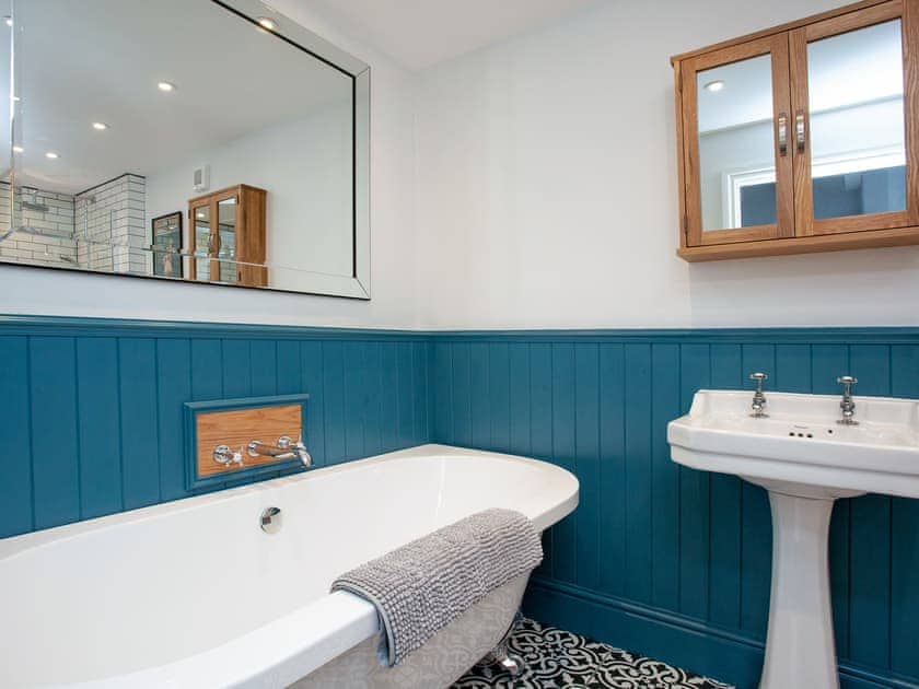 Bathroom | Wheelwright Cottage, Branscombe