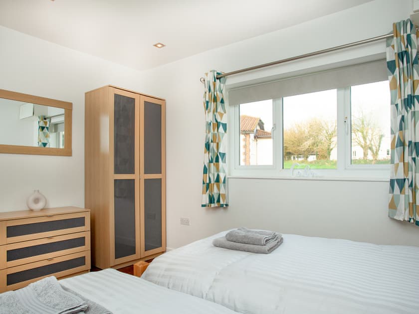 Twin bedroom | Wonkey Donkey Cottage, Weston, near Sidmouth