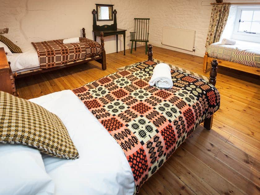 Triple bedroom | Thatched Cottage - Treberfedd Farm, Lampeter, near Aberaeron