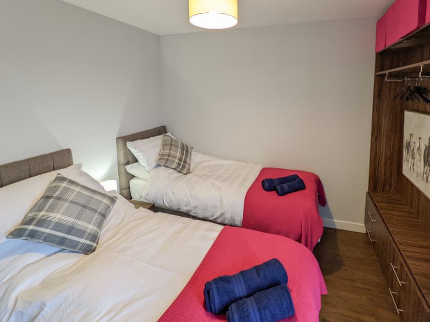 Twin bedroom | Folly View, Newport