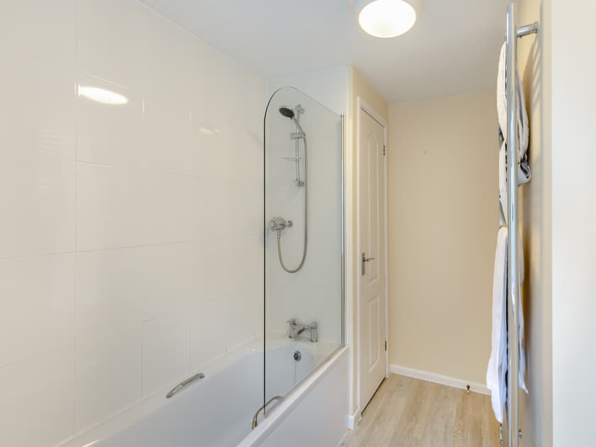 Bathroom | 4 Mount Brioni - Mount Brioni Holiday Apartments, Torpoint