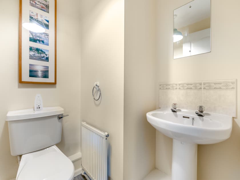 Bathroom | 4 Mount Brioni - Mount Brioni Holiday Apartments, Torpoint