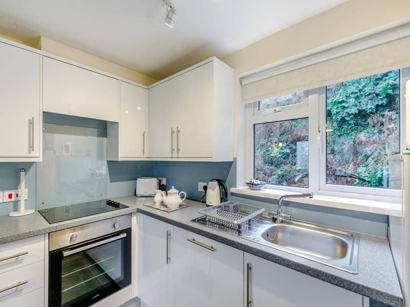 Kitchen | 5 Mount Brioni - Mount Brioni Holiday Apartments, Torpoint