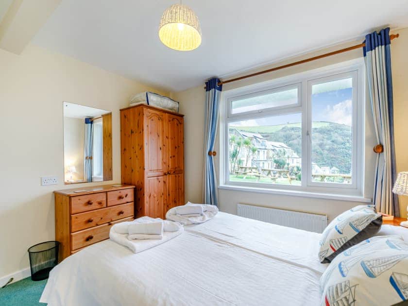Twin bedroom | 5 Mount Brioni - Mount Brioni Holiday Apartments, Torpoint