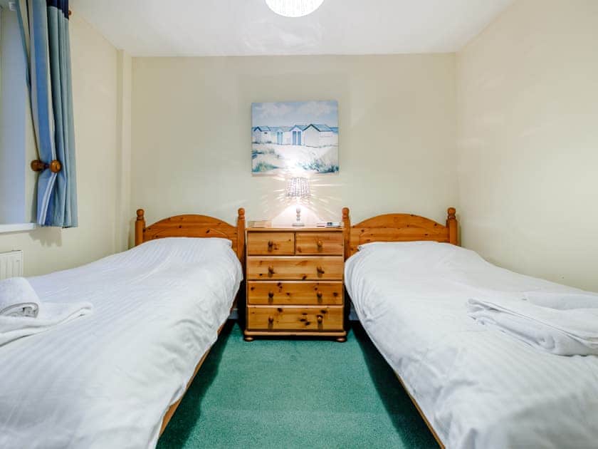 Twin bedroom | 5 Mount Brioni - Mount Brioni Holiday Apartments, Torpoint