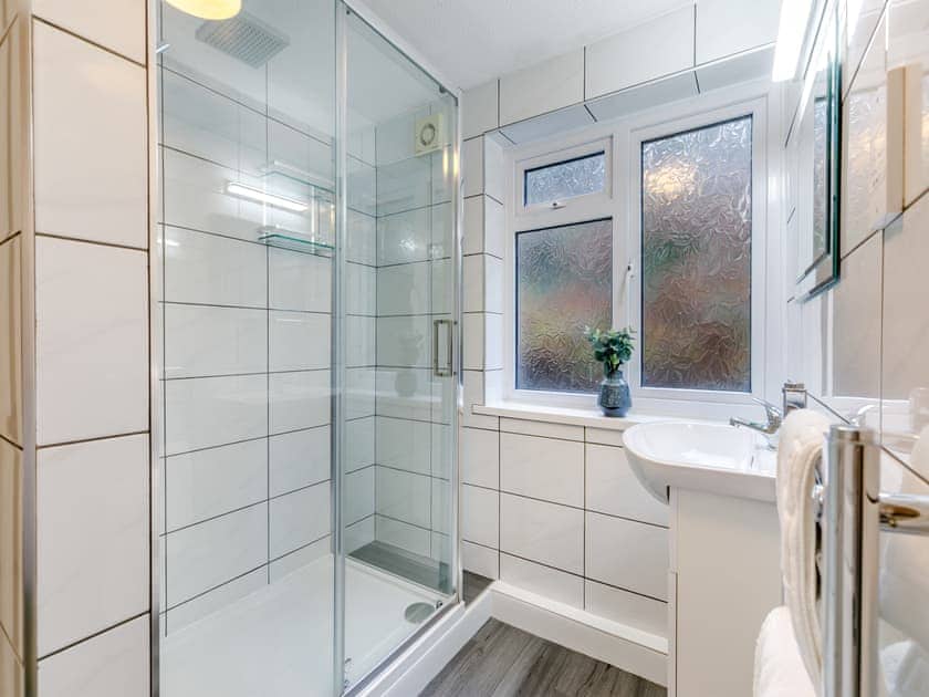 Bathroom | 5 Mount Brioni - Mount Brioni Holiday Apartments, Torpoint